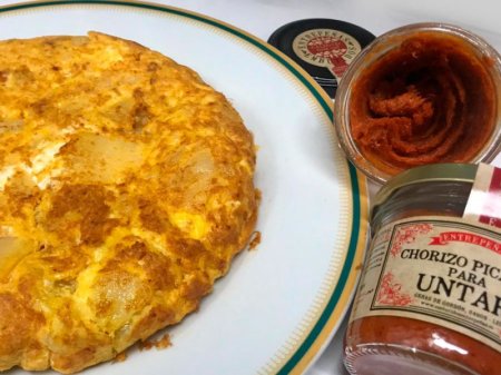 Receta de tortilla española con crema de chorizo de Entrepeñas